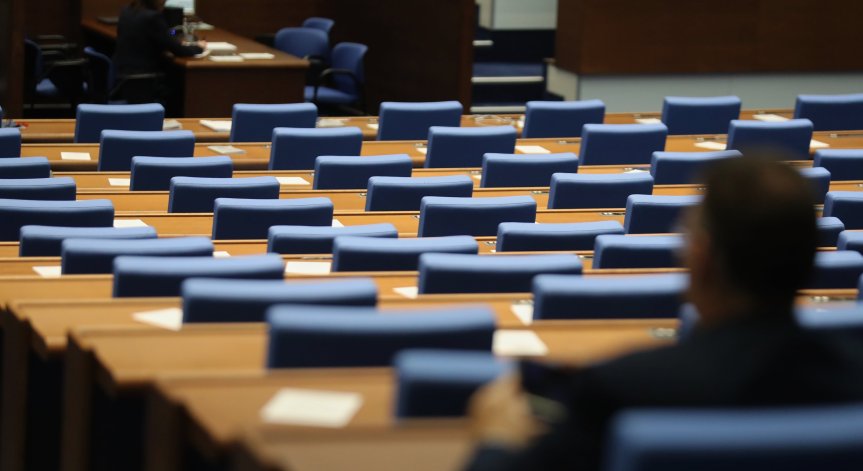 Искри в парламента заради новите правила за работа на депутатите