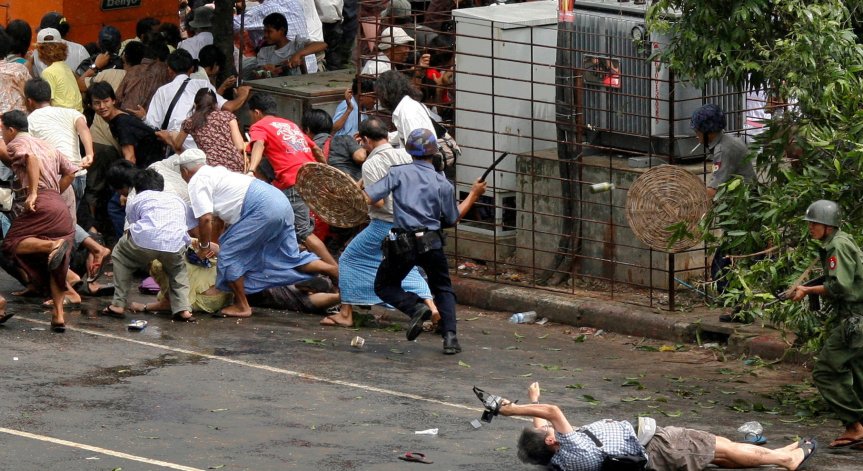 Атака с моторен парапланер в Мианмар уби десетки по време на фестивал