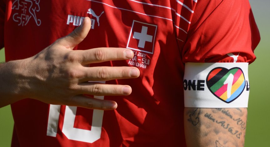 Блинкен осъди забраната капитаните на отборите по футбол да носят ленти с ЛГБТ символика