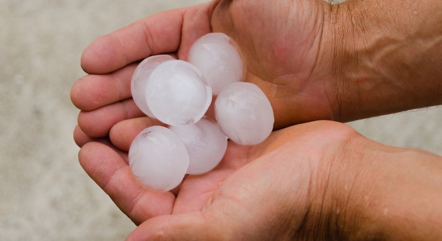 Невиждана градушка изкара снегорините през август в Германия (+ВИДЕО)