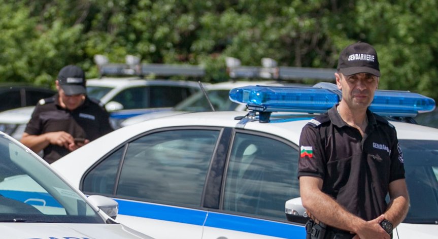 Задържани са двама мъже и една жена. Мъжете са криминално проявени.