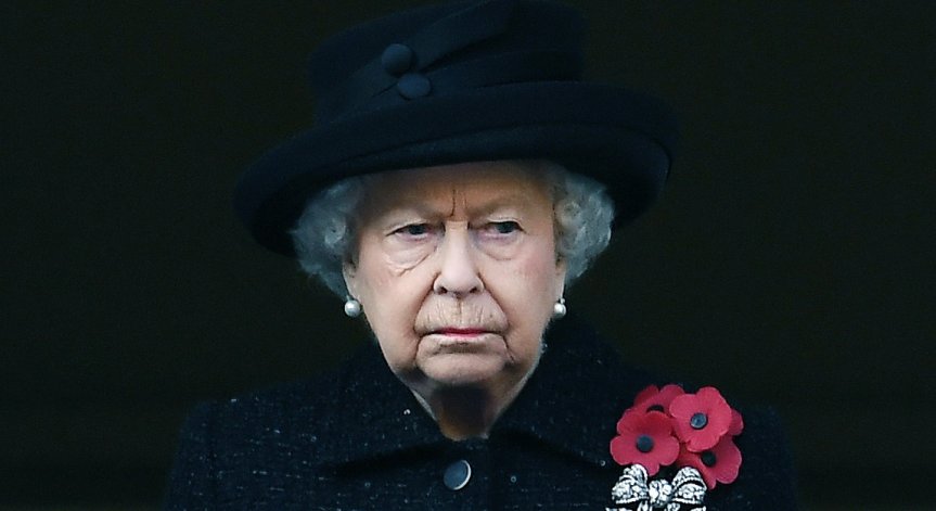 Кралица Елизабет II крие емоциите си, страда заради разводите на децата си