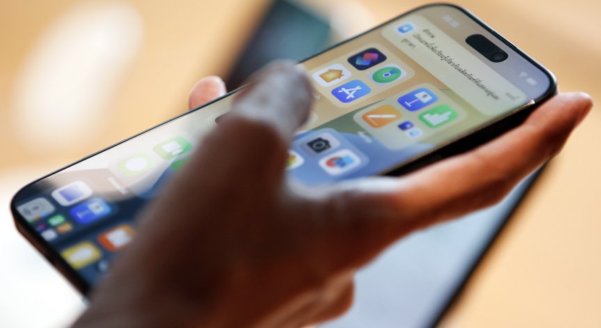 Собственици на мобилни устройства се оплакаха, че Apple редовно записва личните им разговори.