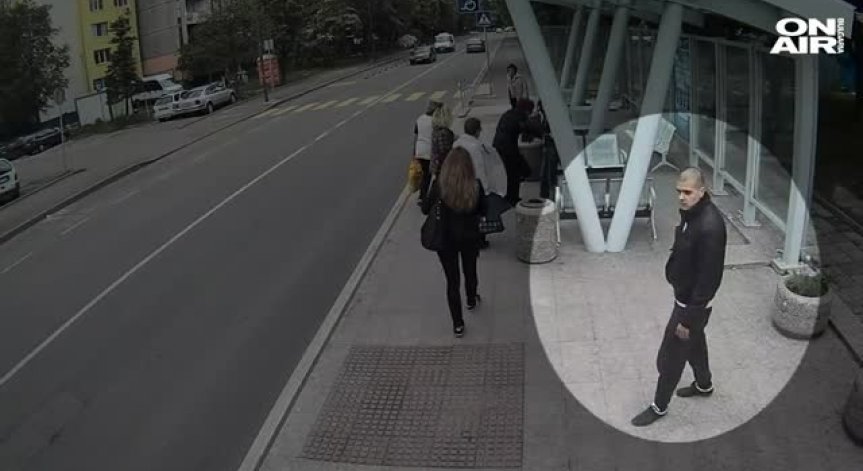 Психично болен рита баба на автобусна спирка в Бургас