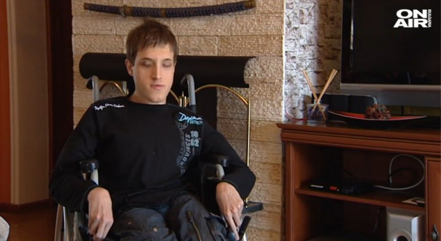 Момче с увреждания се нуждае от личен асистент, за да се дипломира