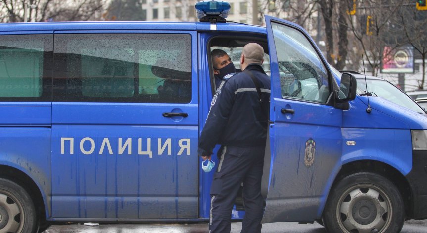 Британец уби приятелката си с нож и я зарови в двора на къщата си в Бургаско