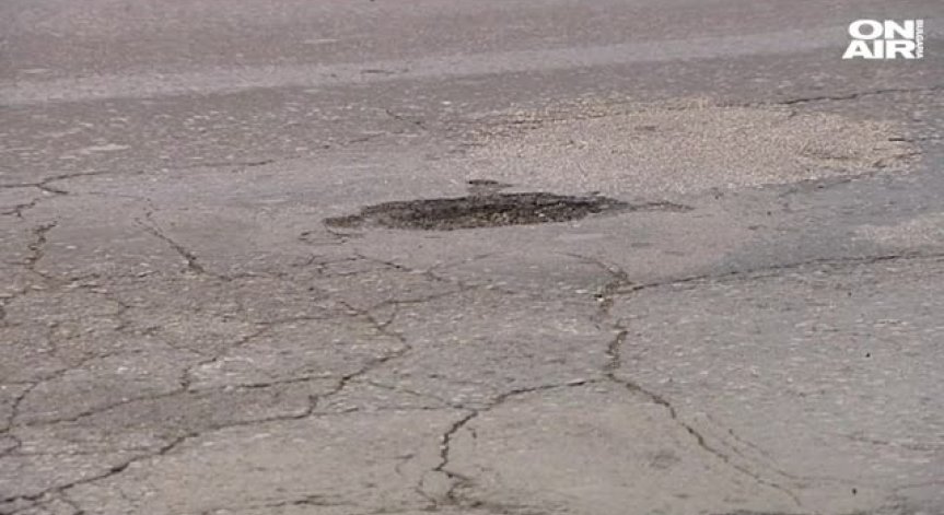 След снега и студа се отвориха дупки по пътищата
