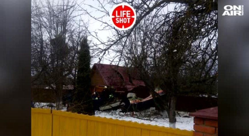 Двама души загинаха, след като самолет се разби край Москва