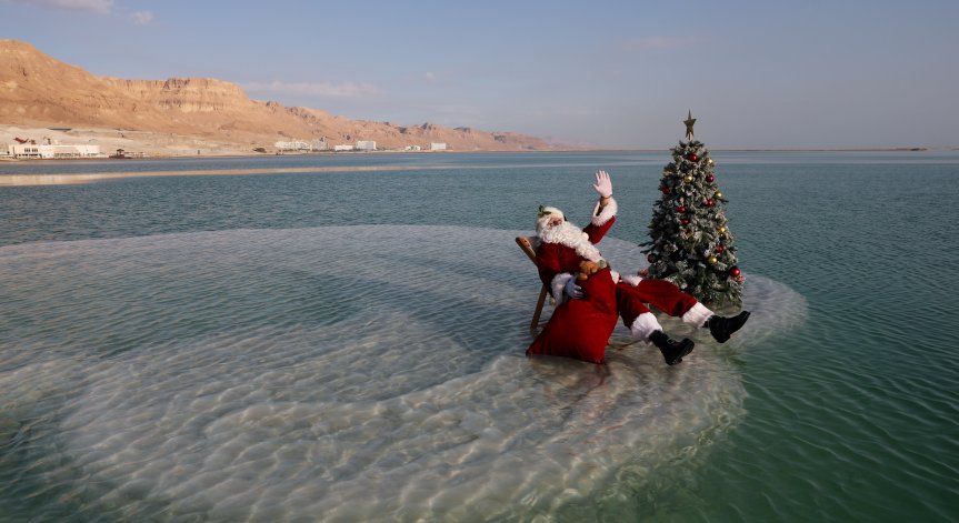 Необичайно: Дядо Коледа пренесе празничния дух в Мъртво море