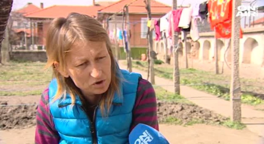 Майката на 12 деца, която роди на площада в Баня... дължи милиони на държавата
