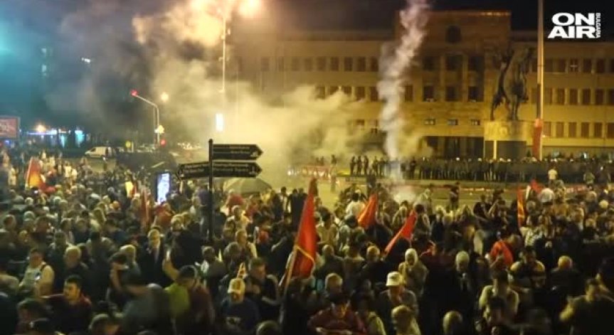 Сериозни сблъсъци между демонстранти и полиция в Скопие