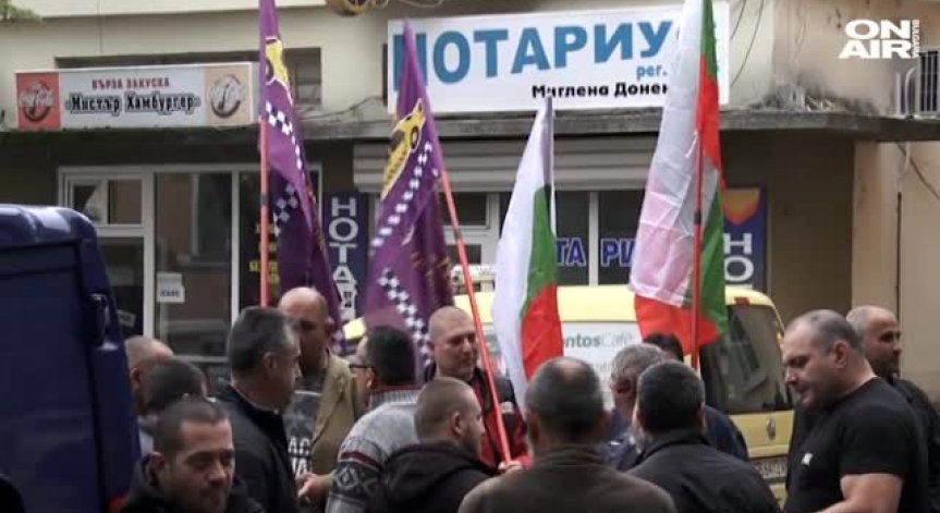 Таксиметрови шофьори на протест в Ямбол заради опит за убийство над колега