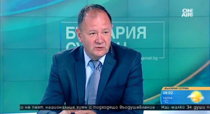 Атакуват президента Радев с анкетна комисия за изтребителите, смята Миков