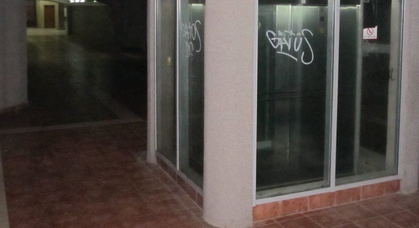 Неработещ асансьор на метрото, майки мъкнат бебешки колички по стълбите