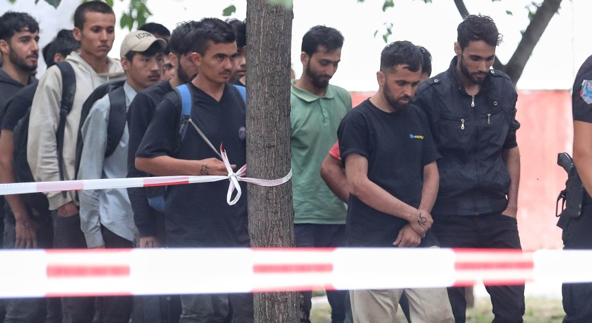 Над 10 мигранти от арабски произход биха ученици в центъра на София