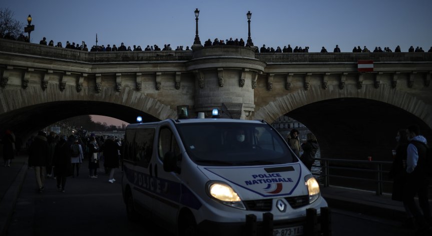 Удължават полицейския час във Франция