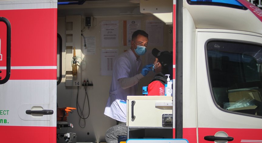 Математик: Пандемията затихва – 10 души заразяват други 8