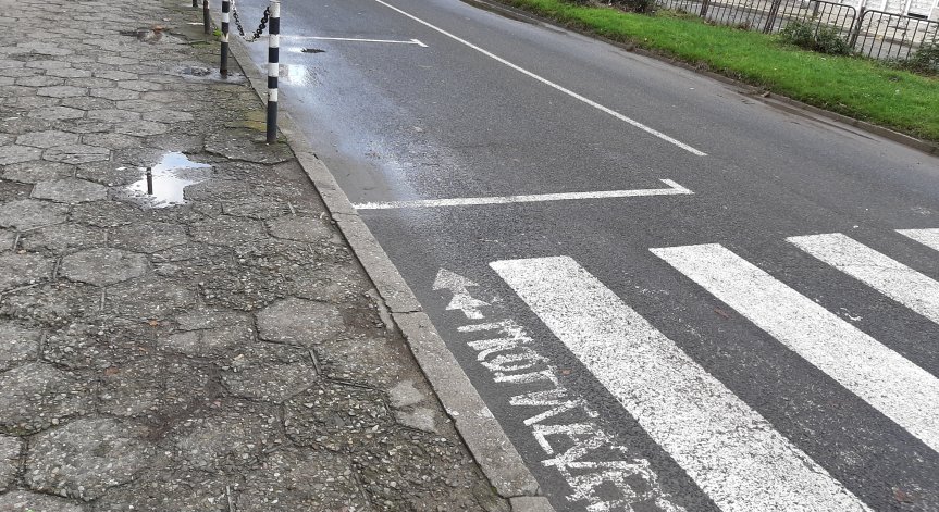 Мръсотия, паркоместа до зебра, лунен пейзаж по улиците в Кърджали