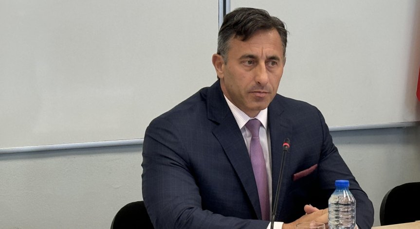Спецов влезе в 