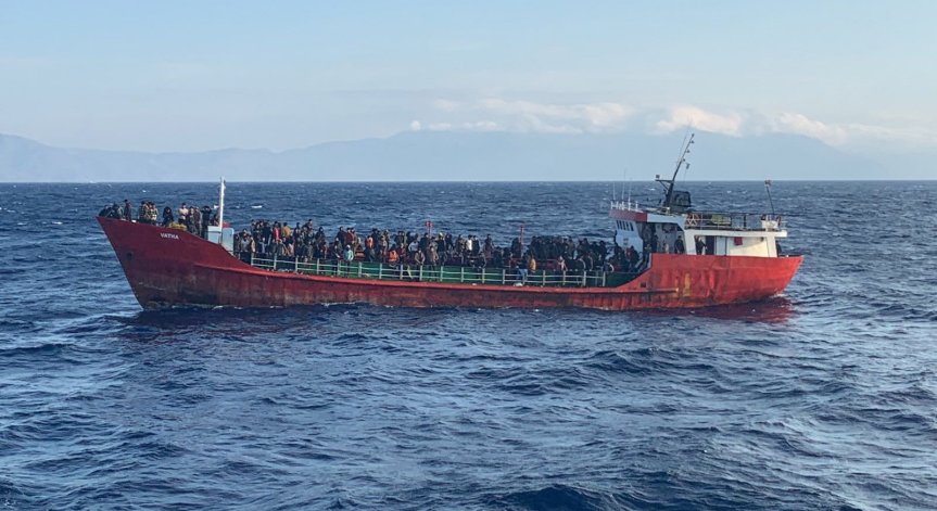 Мащабна операция: Спасиха 400 мигранти на кораб край Крит