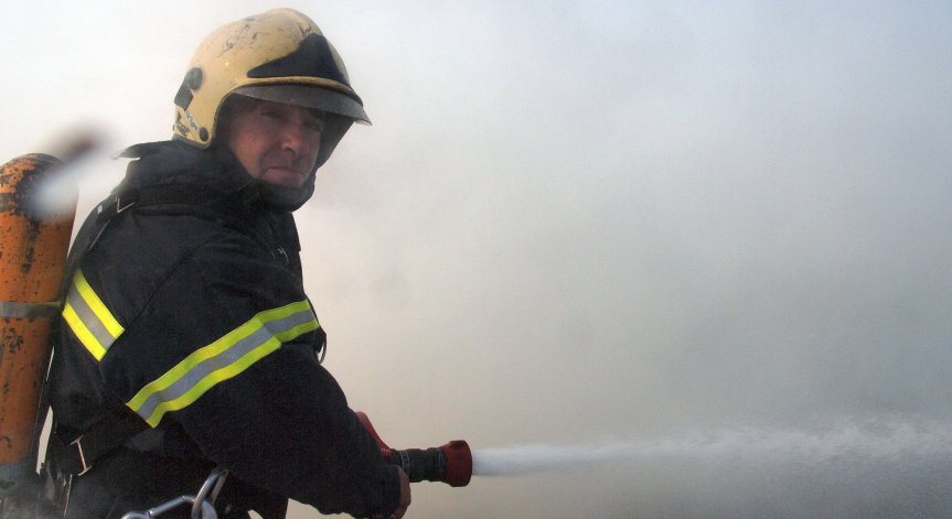 Огнен Ад в Девинско - пожар унищожи плевня с дърва и сено в девинското село Брезе