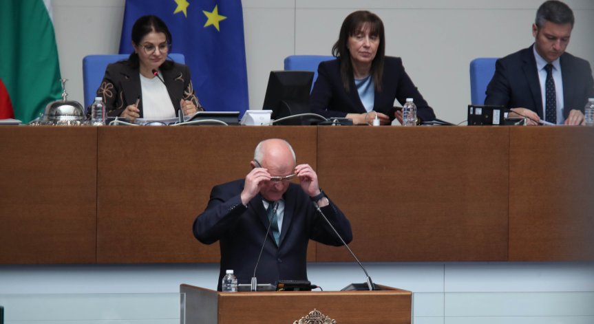 Парламентът се събира на извънредно заседание в неделя