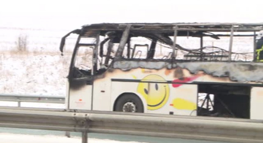 Автобус се запали в движение на АМ 