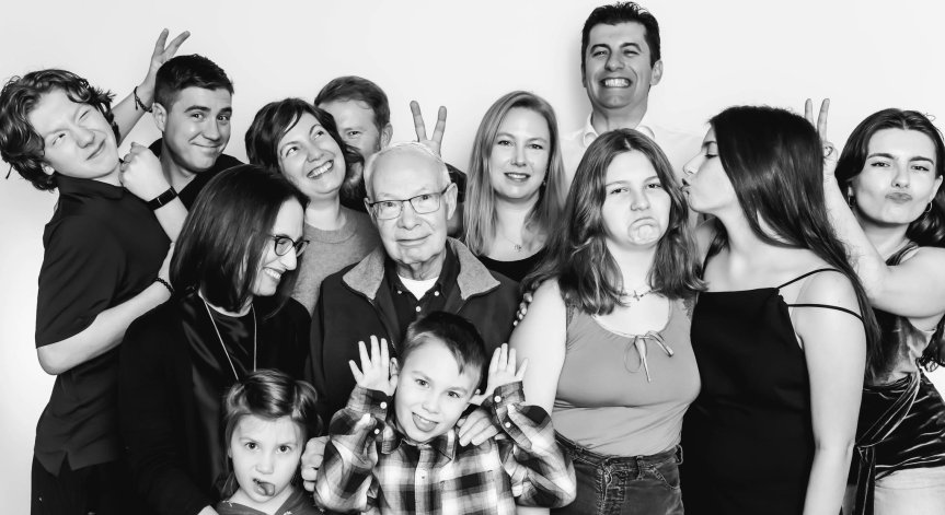 Кирил Петков и съпругата му посрещнаха 2024 г. на 7 000 км от България