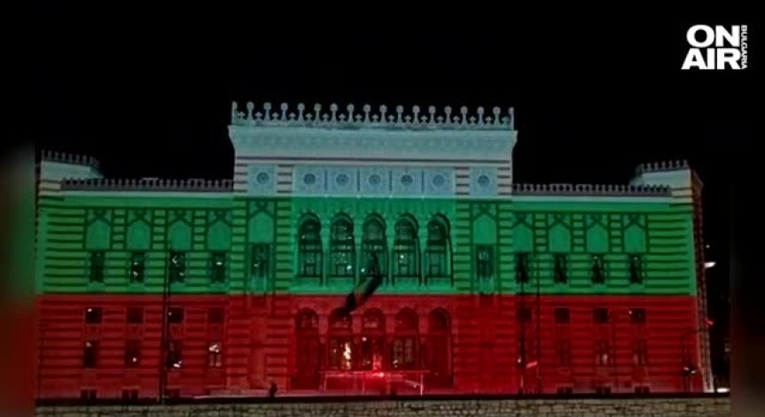 Кметството в Сараево грейна в цветовете на българския флаг