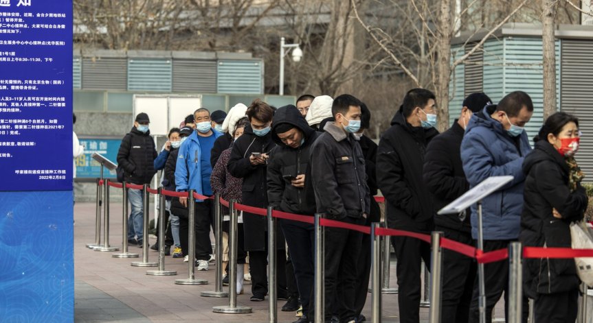 Страх от локдаун: Пекин разширява масовото тестване за коронавирус