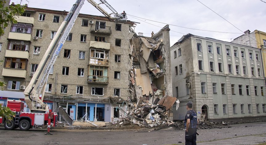 Броят на жертвите в Нова Каховка расте, стотици остават под развалините