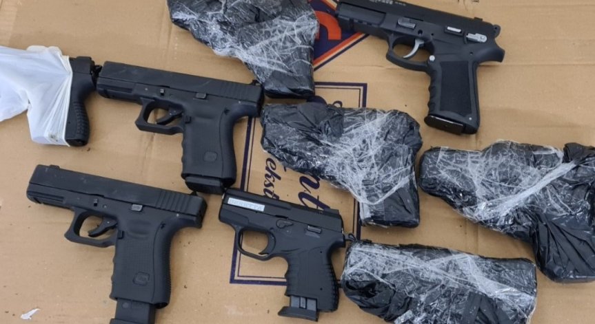 Въоръжен до зъби: Хванаха турски шофьор на границата с 9 бойни пистолета