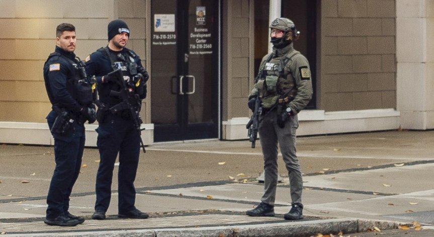 Полицаите призовават хората да избягват местопроизшествието.