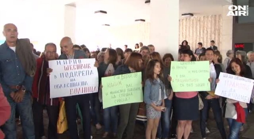 Заплатите на медиците в Ловеч и Враца вкараха Ананиев и Борисов в спор