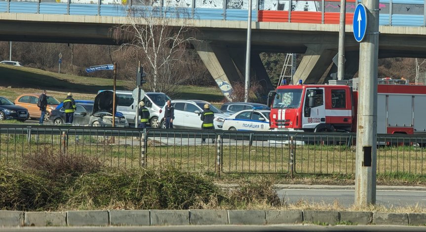 Кола се запали по време на движение в София, друга се заби в тролей (+СНИМКИ)