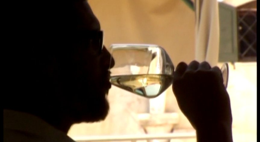 Полицай следи за качеството на италианското вино Prosecco
