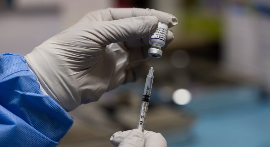 Разследват личен лекар за фиктивни ваксини срещу Ковид-19