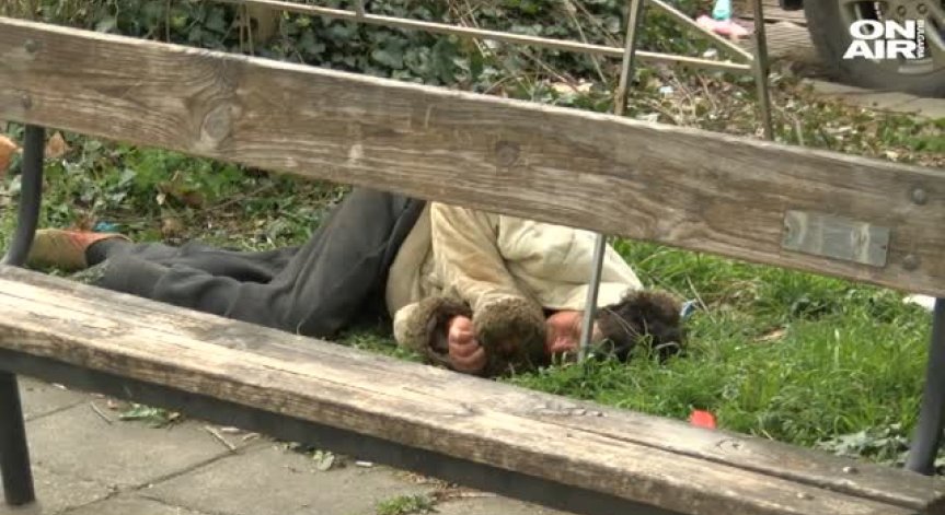 Психично болна жена от Бургас живее пред болница в града