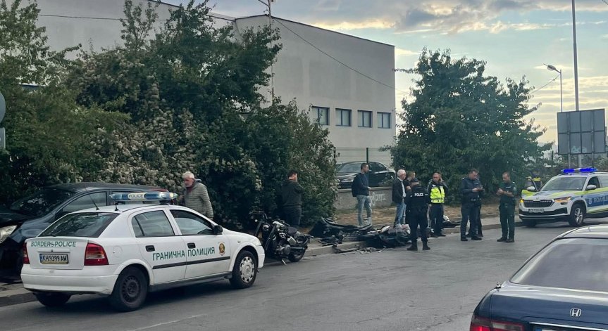 Катастрофа между кола и мотор на оживен булевард в София