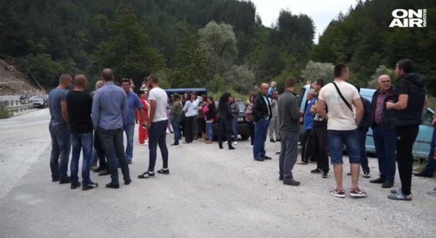 Протест заради неразчистено свлачище блокира път в Смолянско