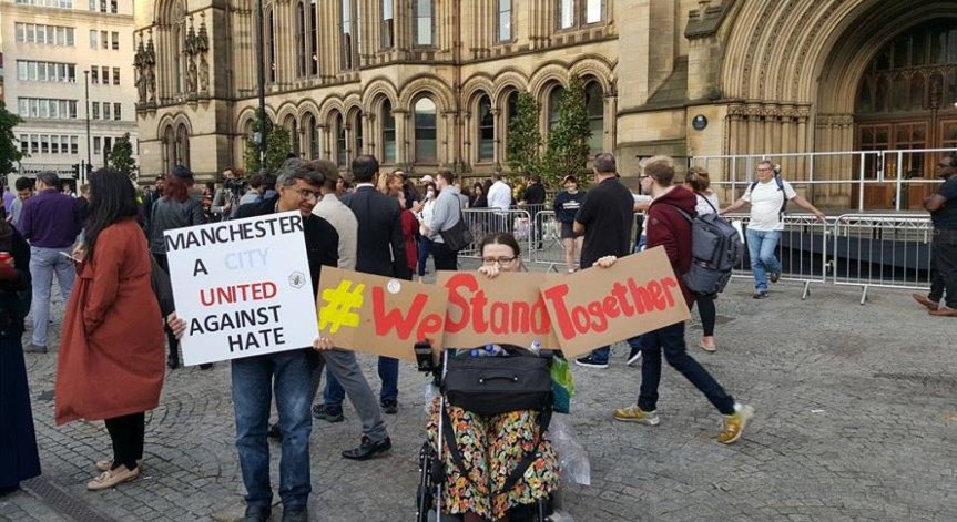 Денонощие след трагедията в Манчестър - хората са уплашени, но единни