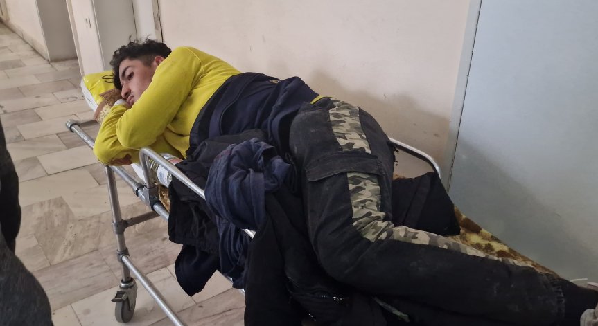 Мигрантче на 10 г. стиска ръката на батко си след катастрофата, а той с кървава глава