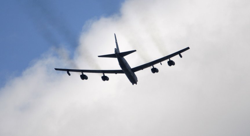 Два чужди бомбардировача B-52 са засечени да кръжат над България, имат ядрен потенциал