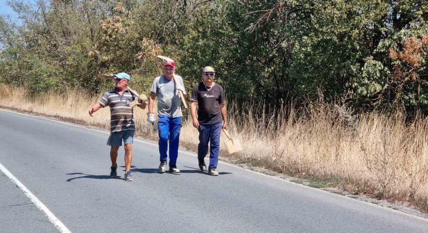Доброволци отиват пеш да гасят