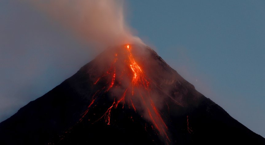 Вулкан в Индонезия изхвърли 3-километров стълб пепел