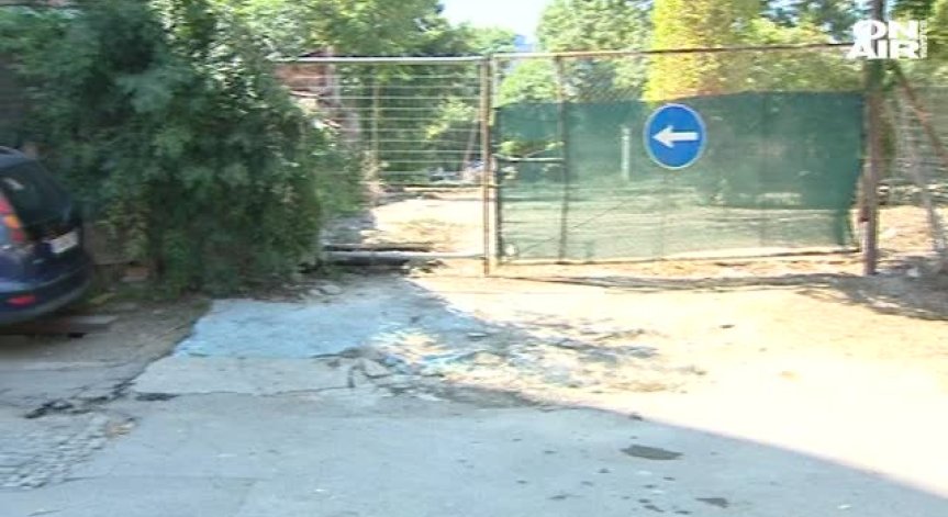 Трети ден един от изходите на ж. к. Стрелбище стои затворен