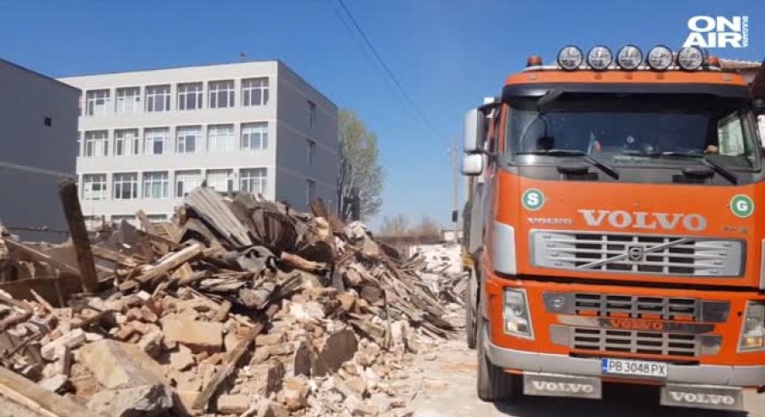 Събарят незаконни постройки в пловдивската 