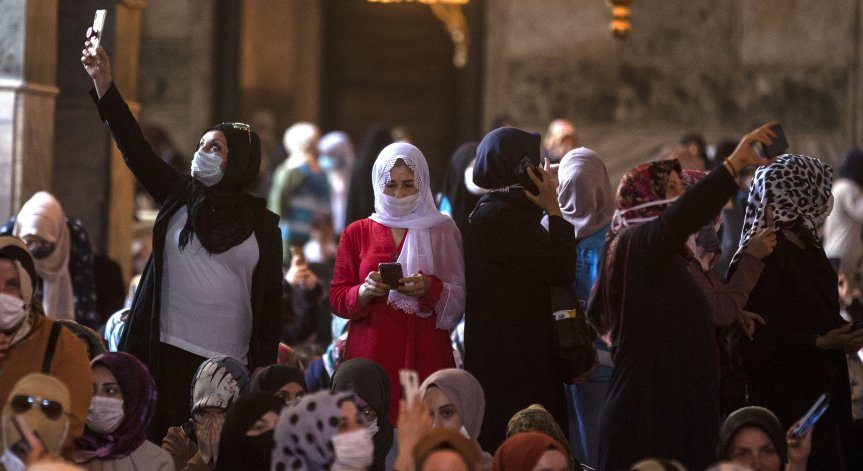 Жестоки убийства на жени в Турция - удушена, изгорена и залята с цимент студентка