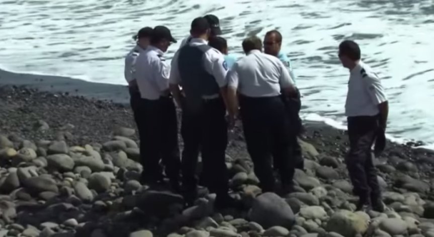Новите метални отломки на остров Реюнион не са от полет MH370
