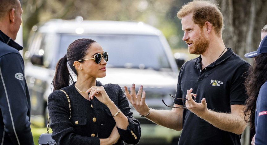 Имението им разполага с девет спални и 16 бани.
